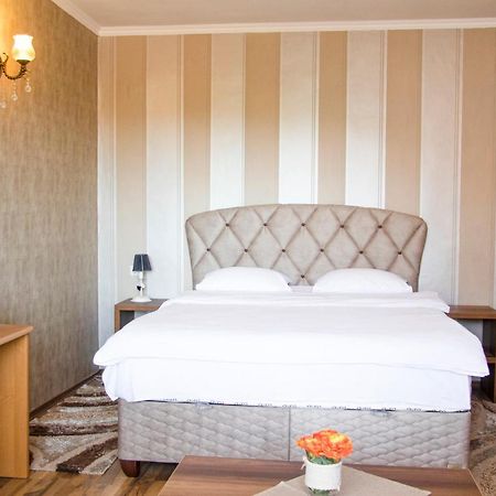 Family Hotel Victoria Gold Мінеральні Бані Екстер'єр фото